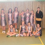 Les benjamines (U13F) et leur coach.